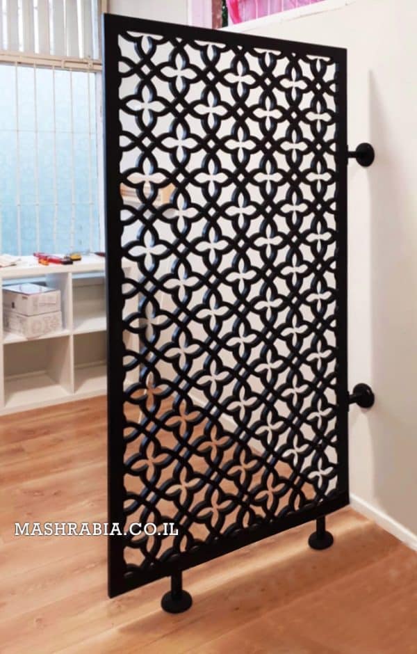 מחיצת משרביה עם רגליות